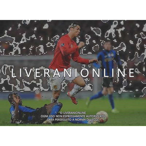 Champions League 2008/2009 Ottavi di Finale - Ritorno Manchester - 11.03.2009 Manchester United-Inter Nella Foto:RONALDO CRISTIANO-MUNTARI SULLEY /Ph.Vitez-Ag. Aldo Liverani