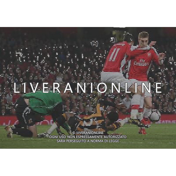 London, Date 17032009 Emirates Stadium CALCIO SPORT Arsenal v Hull City The FA Cup sponsored by E.ON R6 NELLA FOTO: Robin van Persie of Arsenal \' Nicklas Bendtner of Arsenal get in each others way as Boaz Myhill of Hull City tries to claim the ball PH.AGENZIA ALDO LIVERANI SAS ONLY ITALY