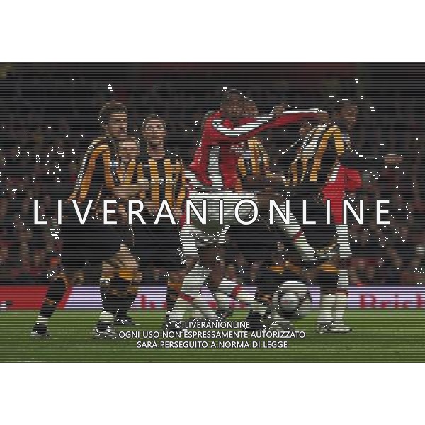 London, Date 17032009 Emirates Stadium CALCIO SPORT Arsenal v Hull City The FA Cup sponsored by E.ON R6 NELLA FOTO:Johan Djourou of Arsenal looks on with the Hull City defence as the ball drifts out of play from a cross PH.AGENZIA ALDO LIVERANI SAS ONLY ITALY