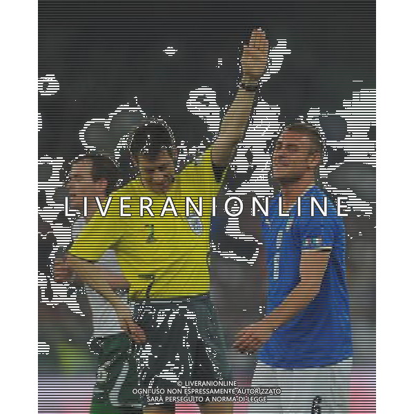Qualificazioni ai Mondiali Sud Africa 2010 Gruppo 8 Bari - 01.04.2009 Italia-Eire Repubblica d\'Irlanda Nella Foto: DANIELE DE ROSSI PROTESTA CON L\'ARBITRO STARK /Ph.Vitez-Ag. Aldo Liverani