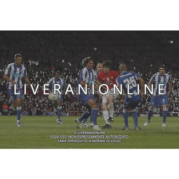 Manchester United\'s Ji-Sung Park\'s shot is charged down by Porto\'s defence, Manchester United Vs FC Porto, European Champion Clubs Cup 1/4 final 1st Leg, Old Trafford, Manchester, Date 070409 PH.AGENZIA ALDO LIVERANI S A S ONLY ITALY 