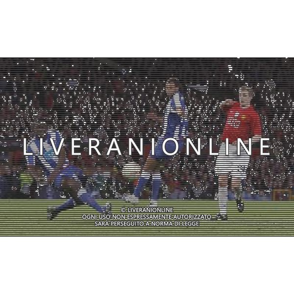 Manchester United\'s Darren Fletcher see\'s his shot blocked, Manchester United Vs FC Porto, European Champion Clubs Cup 1/4 final 1st Leg, Old Trafford, Manchester, Date 070409 PH.AGENZIA ALDO LIVERANI S A S ONLY ITALY 