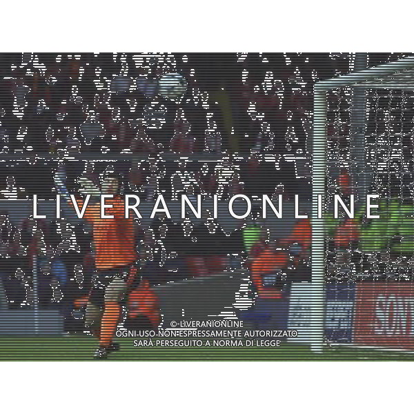 Petr Cech of Chelsea is beaten by Liverpool\'s Fernando Torres : Liverpool fc vs Chelsea fc at Anfield Stadium in Liverpool for the 1st Leg of UEFA Champions League Q.o.F. on 08/04/2009. ph.agenzia aldo liverani sas only for italy