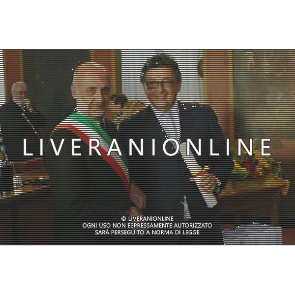 BERGAMO 09/04/2009 VOLLEY SPORT PREMIAZIONE IN COMUNE PER LA FOPPAPEDRETTI VOLLEY FEMMINILE NELLA FOTO: IL PRESIDENTE DELLA FOPPAPEDRETTI BERGAMO VOLLEY CON IL SINDACO DI BERGAMO ROBERTO BRUNI PH.PASINETTI/AG.ALDO LIVERANI SAS
