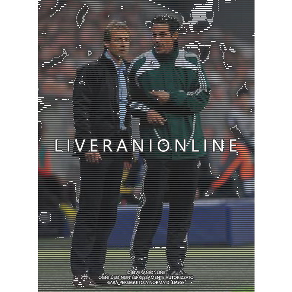 Champions League 2008/2009 Quarti di Finale - Ritorno Monaco - 14.04.2009 Bayern Monaco-Barcellona Nella Foto:jurgen KLINSMANN con il quarto uomo l\'arbitro DE MARCO /Ph.Vitez-Ag. Aldo Liverani
