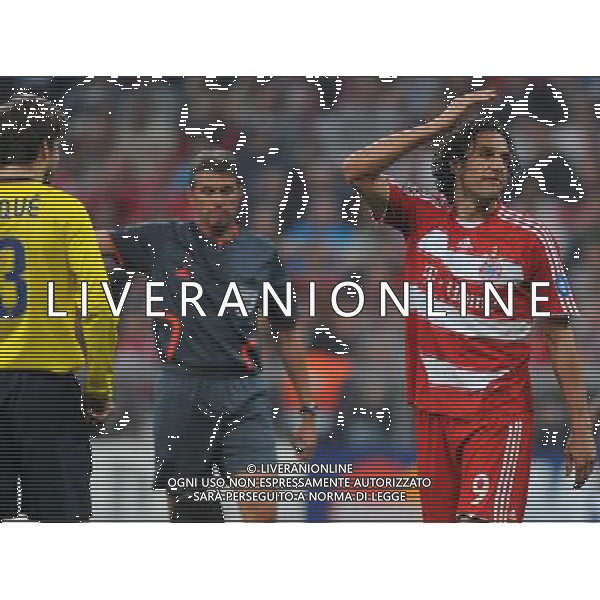 Champions League 2008/2009 Quarti di Finale - Ritorno Monaco - 14.04.2009 Bayern Monaco-Barcellona Nella Foto: LE PROTESTE DI luca TONI CON L\'ARBITRO ROBERTO ROSETTI CHE RECLAMA UN RIGORE /Ph.Vitez-Ag. Aldo Liverani