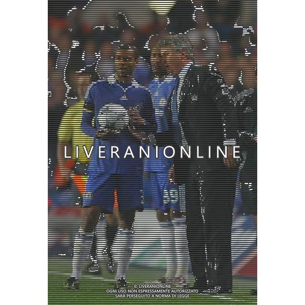 Chelsea Manager, Guus Hiddink issues instructions to Ashley Cole of Chelsea, Chelsea v Liverpool, UEFA Champions League Quarter Final 2nd leg , Stamford Bridge, London, Date 14042009 ph.ag.aldo liverani sas only for italy