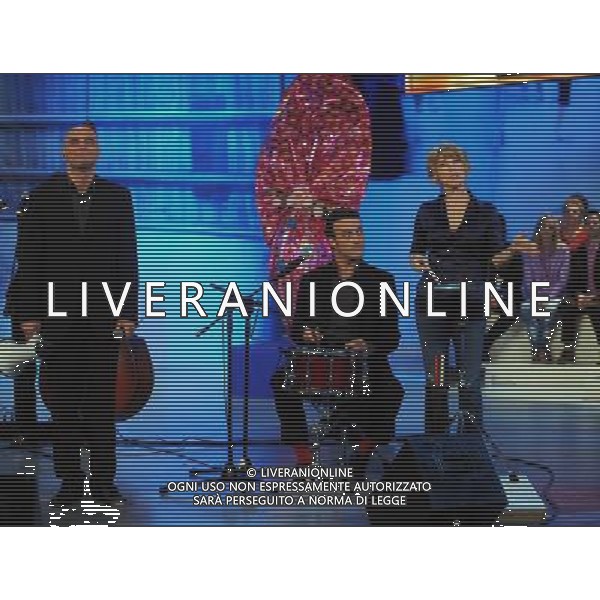 TRASMISSIONE TV: \' QUESTA DOMENICA\' NELLA FOTO: NANCY BRILLI CON IL GRUPPO MUSICALE: \' RIMBAMBAND\' © MASSIMO BRUNI - AG. ALDO LIVERANI SAS
