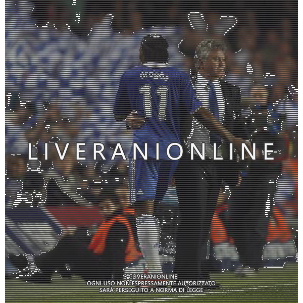 Didier Drogba of Chelsea with Guus Hiddink , Manager of Chelsea : Chelsea vs Liverpool, Q.o.F of Champions League second leg at Stamford Bridge in London on 13/04/2008. ph ag.aldo liverani sas only for italy