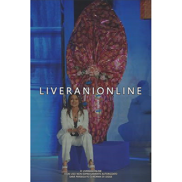 TRASMISSIONE TV: \' QUESTA DOMENICA\' NELLA FOTO: PAOLA PEREGO CON L\'UOVO DI PASQUA © MASSIMO BRUNI - AG. ALDO LIVERANI SAS