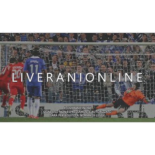 Xabi Alonso of Liverpool scores from the penalty kick 0-2, Chelsea v Liverpool, UEFA Champions League Quarter Final 2nd leg , Stamford Bridge, London, Date 14042009 Picture by Marc Atkins Mobile 07783 913 777 (IPS PHOTO AGENCY) - 21 Delisle road - London SE28 0JD- tel: 020 88 55 1 008 - fax: 020 88 55 1037 - ISDN: 020 88 55 1039 Caption Xabi Alonso of Liverpool scores from the penalty kick 0-2, Chelsea v Liverpool, UEFA Champions League Quarter Final 2nd leg , Stamford Bridge, London, Date 14042009 PH.AG.ALDO LIVERANI SAS ONLY ITALY