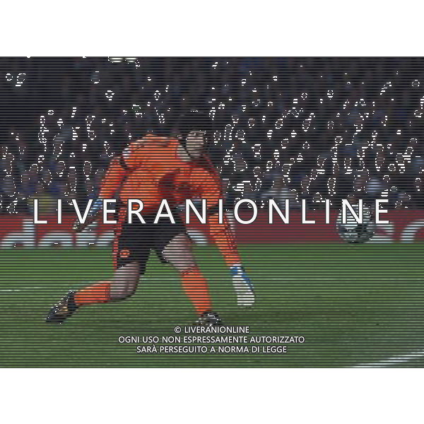 Liverpool\'s Fabio Aurelio scores on freekick surprising Petr Cech of Chelsea : Chelsea vs Liverpool, Q.o.F of Champions League second leg at Stamford Bridge in London on 14/04/2009. Picture By Marcello Pozzetti:21 Delisle Road London SE28 0JD English Premier and Football League images are only to be used in an editorial context, images are not allowed to be published on another internet site unless a licence has been obtained from DataCo Ltd +44 207 864 9121 Liverpool\'s Fabio Aurelio scores on freekick surprising Petr Cech of Chelsea : Chelsea vs Liverpool, Q.o.F of Champions League second leg at Stamford Bridge in London on 14/04/2009 PH.ALDO LIVERANI SAS ONLY FOR ITALY