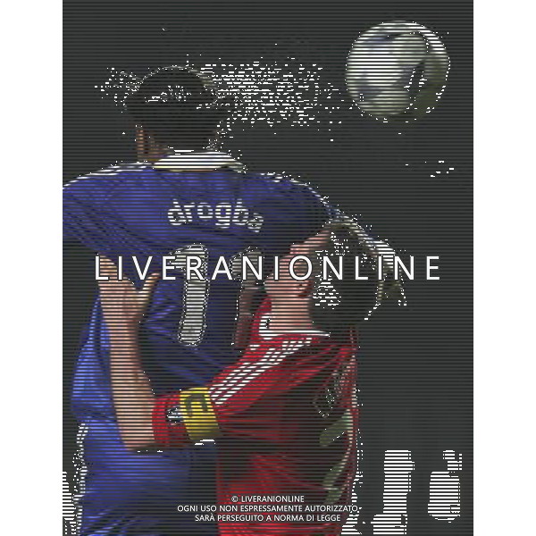 Didier Drogba of Chelsea and Jamie Carragher of Liverpool head for the ball during the European Champion Clubs Cup Quarter Final Second Leg match between Chelsea and Liverpool at Stamford Bridge on April 14, 2009 in London, United Kingdom. © TOM DULAT - Talking Sport/Photoshot - ag. Aldo Liverani sas ITALY ONLY QUARTI DI FINALE DI CHAMPIONS LEAGUE