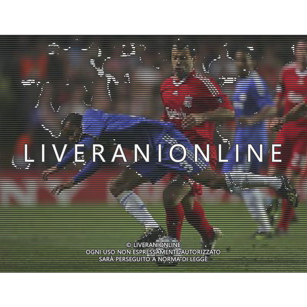 Ashley Cole of Chelsea battles for the ball with Javier Mascherano of Liverpool during the European Champion Clubs Cup Quarter Final Second Leg match between Chelsea and Liverpool at Stamford Bridge on April 14, 2009 in London, United Kingdom. © TOM DULAT - Talking Sport/Photoshot - ag. Aldo Liverani sas ITALY ONLY QUARTI DI FINALE DI CHAMPIONS LEAGUE