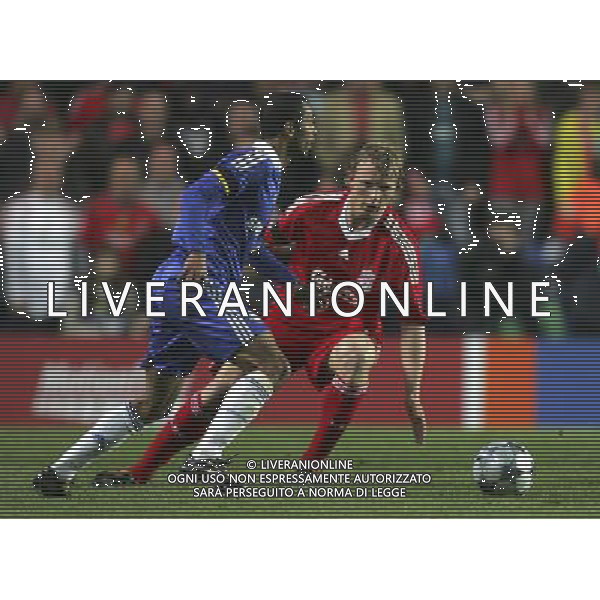 Ashley Cole of Chelsea battles for the ball with Dirk Kuyt of Liverpool during the European Champion Clubs Cup Quarter Final Second Leg match between Chelsea and Liverpool at Stamford Bridge on April 14, 2009 in London, United Kingdom. © TOM DULAT - Talking Sport/Photoshot - ag. Aldo Liverani sas ITALY ONLY QUARTI DI FINALE DI CHAMPIONS LEAGUE