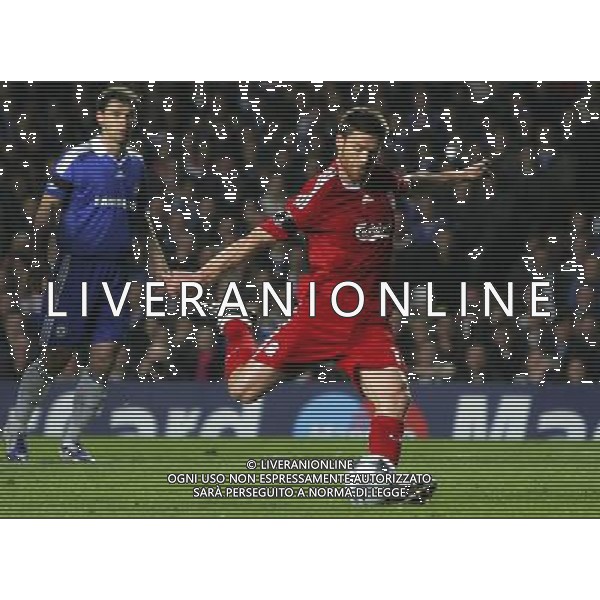 Xabi Alonso of Liverpool scores second goal during the European Champion Clubs Cup Quarter Final Second Leg match between Chelsea and Liverpool at Stamford Bridge on April 14, 2009 in London, United Kingdom. © TOM DULAT - Talking Sport/Photoshot - ag. Aldo Liverani sas ITALY ONLY QUARTI DI FINALE DI CHAMPIONS LEAGUE