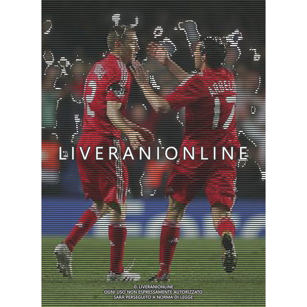 Goalscorer Fabio Aurelio (L) and Alvaro Arbeloa (R) of Liverpool celebrate Aurelio\'s opening goal during the European Champion Clubs Cup Quarter Final Second Leg match between Chelsea and Liverpool at Stamford Bridge on April 14, 2009 in London, United Kingdom. © TOM DULAT - Talking Sport/Photoshot - ag. Aldo Liverani sas ITALY ONLY QUARTI DI FINALE DI CHAMPIONS LEAGUE