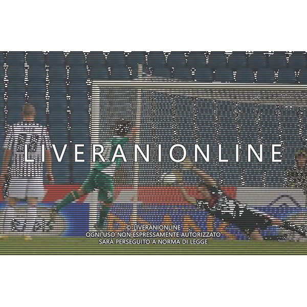 UDINE 16/04/2009 UDINESE WERDER BREMA COPPA UEFA ritorno QUARTI DI FINALE 2008/2009 CALCIO SPORT NELLA FOTO:il rigore parato sa samir handanovic a diego ribas da cunha PH.GARBUIO/ag aldo liverani sas
