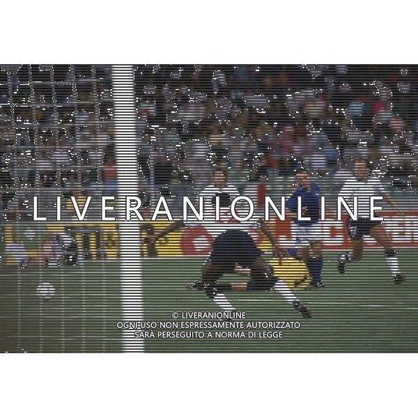 ARCHIVIO ITALIA - INGHILTERRA CALCIO MONDIALI ITALIA 90 STADIO SAN NICOLA DI BARI NELLA FOTO: L\'AZIONE DEL GOL DI ROBERTO BAGGIO PH.ARCHIVIO AGENZIA ALDO LIVERANI SAS