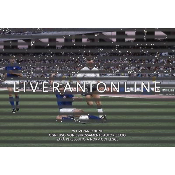 ARCHIVIO ITALIA - INGHILTERRA CALCIO MONDIALI ITALIA 90 STADIO SAN NICOLA DI BARI NELLA FOTO: GIANLUIGI DE AGOSTINI E GIUSEPPE BERGOMI E STEVEN PH.ARCHIVIO AGENZIA ALDO LIVERANI SAS