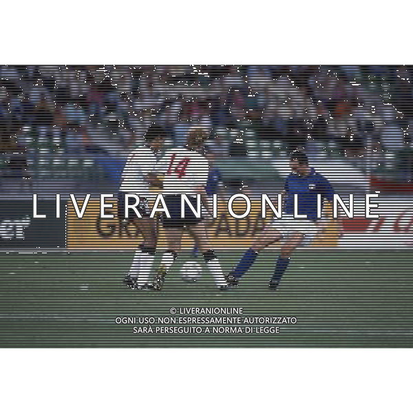 ARCHIVIO ITALIA - INGHILTERRA CALCIO MONDIALI ITALIA 90 STADIO SAN NICOLA DI BARI NELLA FOTO: SALVATORE SCHILLACI E WRIGHT PH.ARCHIVIO AGENZIA ALDO LIVERANI SAS