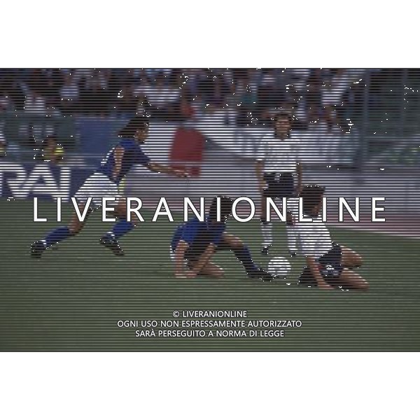ARCHIVIO ITALIA - INGHILTERRA CALCIO MONDIALI ITALIA 90 STADIO SAN NICOLA DI BARI NELLA FOTO: GIUSEPPE GIANNINI E PAOLO MALDINI E BEARDSLEY PH.ARCHIVIO AGENZIA ALDO LIVERANI SAS