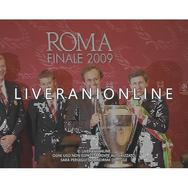 Roma - 21/04/2009 - Campidoglio Sala della Protomoteca - Conferenza stampa per la consegna della Coppa della finale di Champions League 2009 - nella foto: Michel PLATINI consegna nelle mani del sindaco di Roma Gianni ALEMANNO la Coppa di Champions League ph. Corradetti / ag. Aldo Liverani Sas 