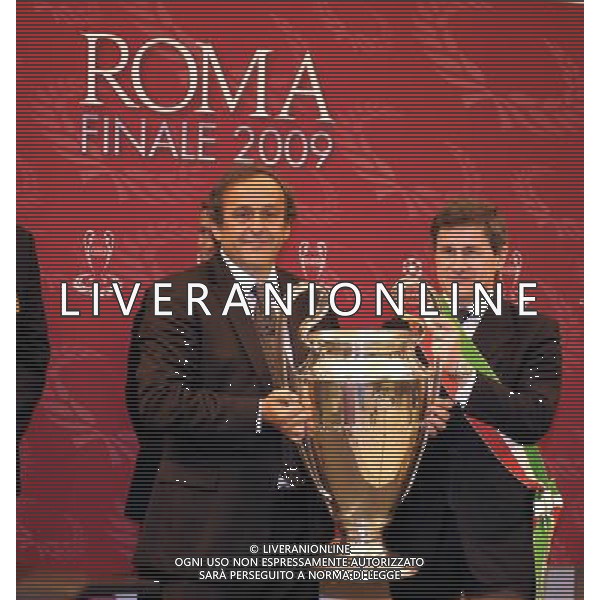 Roma - 21/04/2009 - Campidoglio Sala della Protomoteca - Conferenza stampa per la consegna della Coppa della finale di Champions League 2009 - nella foto: Michel PLATINI consegna la Coppa di Champions League nelle mani del sindaco di Roma Gianni ALEMANNO ph. Corradetti / ag. Aldo Liverani Sas 