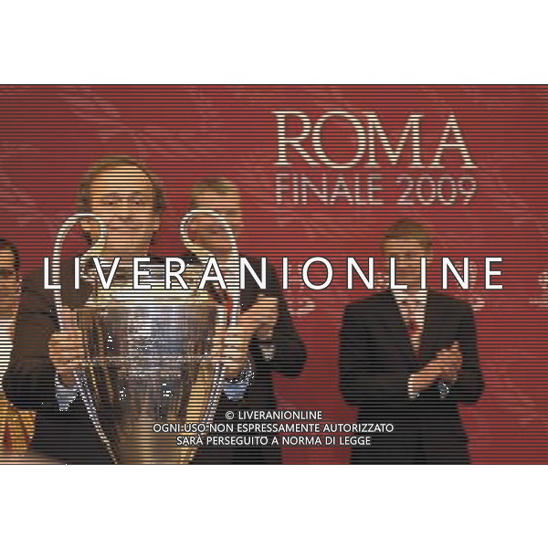 Roma - 21/04/2009 - Campidoglio Sala della Protomoteca - Conferenza stampa per la consegna della Coppa della finale di Champions League 2009 - nella foto: Michel PLATINI consegna la Coppa alla cittˆ di Roma ph. Corradetti / ag. Aldo Liverani Sas 