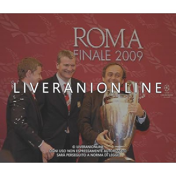 Roma - 21/04/2009 - Campidoglio Sala della Protomoteca - Conferenza stampa per la consegna della Coppa della finale di Champions League 2009 - nella foto: I dirigenti del Manchester United consegnano la Coppa al presidente della UEFA Michel PLATINI ph. Corradetti / ag. Aldo Liverani Sas 