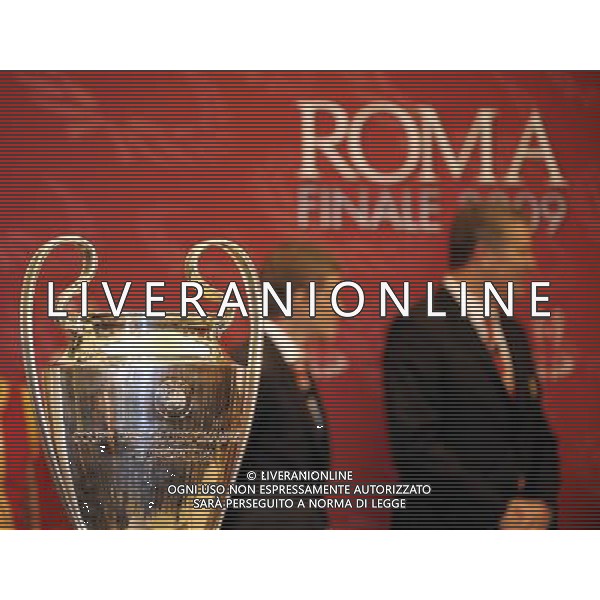 Roma - 21/04/2009 - Campidoglio Sala della Protomoteca - Conferenza stampa per la consegna della Coppa della finale di Champions League 2009 - nella foto: ph. Corradetti / ag. Aldo Liverani Sas 