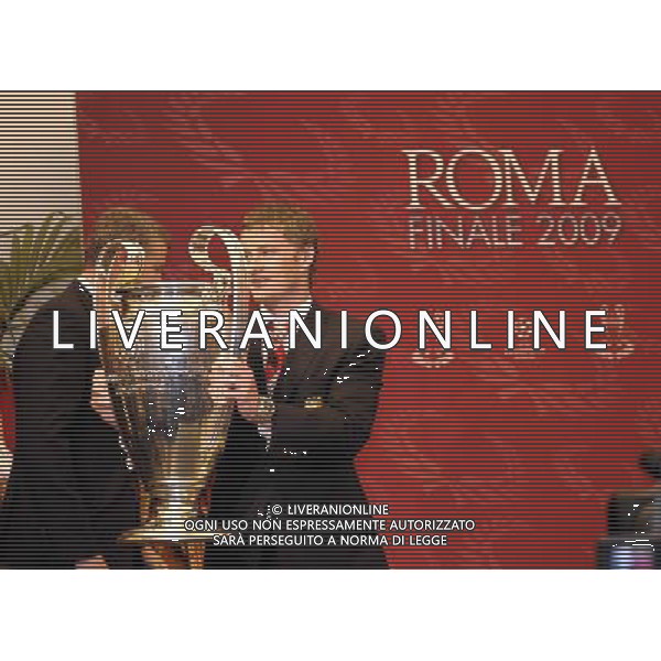 Roma - 21/04/2009 - Campidoglio Sala della Protomoteca - Conferenza stampa per la consegna della Coppa della finale di Champions League 2009 - nella foto: I dirigenti del Manchester United consegnano alla cittˆ di Roma la Coppa vinta lo scorso anno nella finale contro il Chelsea ph. Corradetti / ag. Aldo Liverani Sas 