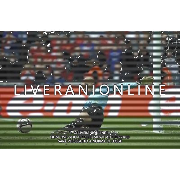 19/4/2009.WEMBLEY STADIUM.FA CUP SEMI FINAL.MANCHESTER UNITED V EVERTON.EVERTON GOALKEEPER TIM HOWARD SAVES 1ST PENALTY FROM RIO FERDINAND ph ag. aldo liverani sas only italy