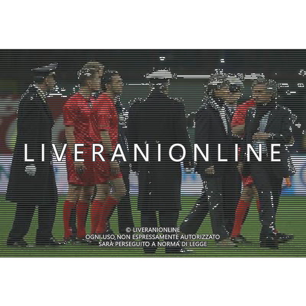 milano 23/04/2009 calcio sport coppa tim 2008/2009 semifinale di ritorno inter sampdoria nella foto: jose\' mourinho parla con l\'arbitro orsato a fine gara ph.luzzani/ag aldo liverani sas