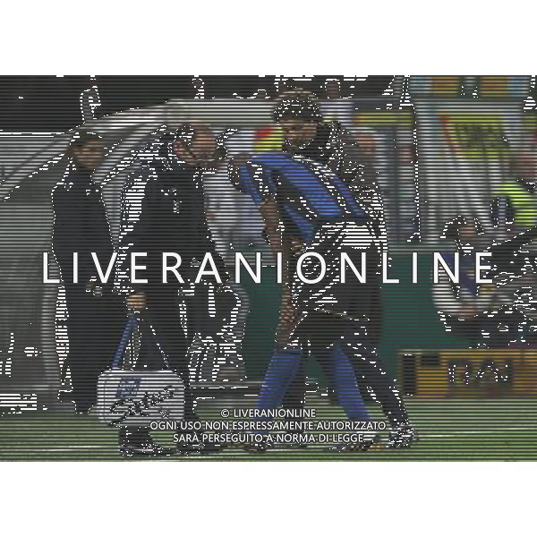 Milano 23-04-2009 coppa italia TIM CUP 2008/09 inter-sampdoria 1:0 nella foto patrick vieira si fa\' medicare a bordo campo ph marco luzzani/ag aldo liverani s,a,s,