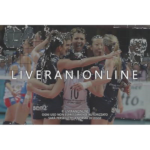 BERGAMO 29/04/2009 PALAZZETTO PALANORDA SPORT PALLAVOLO SERIE A1 FEMMINILE FOPPAPEDRETTI BERGAMO ASYSTEL NOVARA GARA 4 /SEMIFINALE NELLA FOTO: L\'ESULTANZA DELLA NOVARA ASYSTEL PH.PASINETTI/AG.ALDO LIVERANI SAS