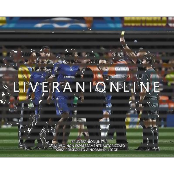 arbitro Ovrebo estrae il cartellino giallo per l\'ammonizione di Drogba a fine gara - GUUS HIDDINK [LEFT] RUSHES IN AS DIDIER DROGBA SQUARES UP TO REFEREE TOM HENNING OVREBO AFTER FINAL WHISTLE AND IS GIVEN YELLOW CARD : Chelsea FC vs FCB Barcellona for the Uefa Champions League Semifinale second Leg at Stamford Bridge in London on 06/05/2009. Picture By DAVE SHOPLAND -IPS Photo Agency /Agenzia Aldo Liverani Sas - ITALY ONLY - English Premier and Football League images are only to be used in an editorial context, images are not allowed to be published on another internet site unless a licence has been obtained from DataCo Ltd +44 207 864 9121