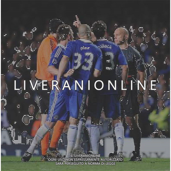 Le proteste dei giocatori del chelsea con arbitro Obrebo a fine gara - CHELSEA PLAYERS SQUARE UP TO REFEREE TOM HENNING OVREBO AFTER FINAL WHISTLE : Chelsea FC vs FCB Barcellona for the Uefa Champions League Semifinale second Leg at Stamford Bridge in London on 06/05/2009. Picture By DAVE SHOPLAND -IPS Photo Agency /Agenzia Aldo Liverani Sas - ITALY ONLY - English Premier and Football League images are only to be used in an editorial context, images are not allowed to be published on another internet site unless a licence has been obtained from DataCo Ltd +44 207 864 9121