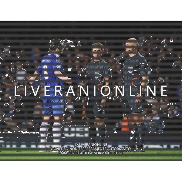 Le proteste di Frank Lampard con arbitro Obrebo a fine gara - FRANK LAMPARD SPEAKS TO REFEREE TOM HENNING OVREBO AFTER FINAL WHISTLE : Chelsea FC vs FCB Barcellona for the Uefa Champions League Semifinale second Leg at Stamford Bridge in London on 06/05/2009. Picture By DAVE SHOPLAND -IPS Photo Agency /Agenzia Aldo Liverani Sas - ITALY ONLY - English Premier and Football League images are only to be used in an editorial context, images are not allowed to be published on another internet site unless a licence has been obtained from DataCo Ltd +44 207 864 9121