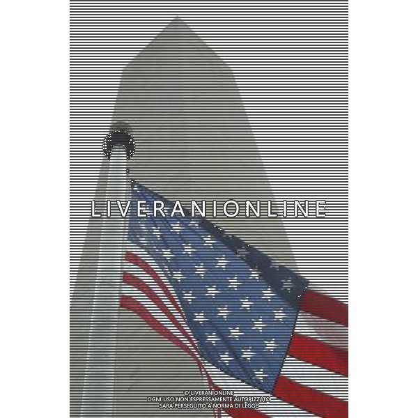 Bandiera - Bandiere Americane - Washington Monument - Obelisco Monumento a Washington Washington DC Stati Uniti d\'America - USA ph Agenzia Aldo Liverani Sas