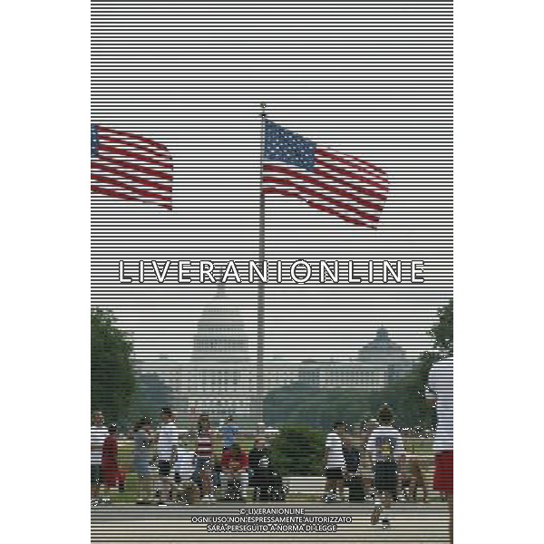 Bandiera - Bandiere Americane - sullo sfondo il Campidoglio Washington DC Stati Uniti d\'America - USA ph Agenzia Aldo Liverani Sas