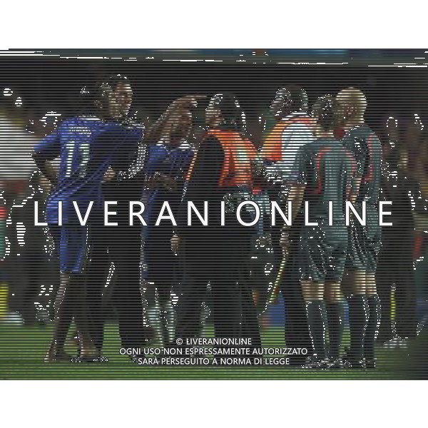 Le proteste di Drogba con arbitro Ovrebo a fine gara - Didier Drogba of Chelsea makes a prolonged verbal tirade to The referee of the match TOM OVREBO at the final whistle and is held back by Guus Hiddink , Manager of Chelsea : Chelsea FC vs FCB Barcellona for the Uefa Champions League Semifinale second Leg at Stamford Bridge in London on 06/05/2009. Picture By Marcello Pozzetti-IPS Photo Agency /Agenzia Aldo Liverani Sas - ITALY ONLY - English Premier and Football League images are only to be used in an editorial context, images are not allowed to be published on another internet site unless a licence has been obtained from DataCo Ltd +44 207 864 9121