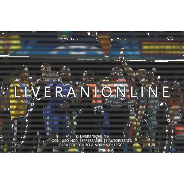 arbitro Ovrebo estrae il cartellino giallo per l\'amminizione dopo le proteste di Drogba a fine gara - Didier Drogba of Chelsea makes a prolonged verbal tirade to The referee of the match TOM OVREBO at the final whistle and is held back by Guus Hiddink , Manager of Chelsea : Chelsea FC vs FCB Barcellona for the Uefa Champions League Semifinale second Leg at Stamford Bridge in London on 06/05/2009. Picture By Marcello Pozzetti-IPS Photo Agency /Agenzia Aldo Liverani Sas - ITALY ONLY - English Premier and Football League images are only to be used in an editorial context, images are not allowed to be published on another internet site unless a licence has been obtained from DataCo Ltd +44 207 864 9121