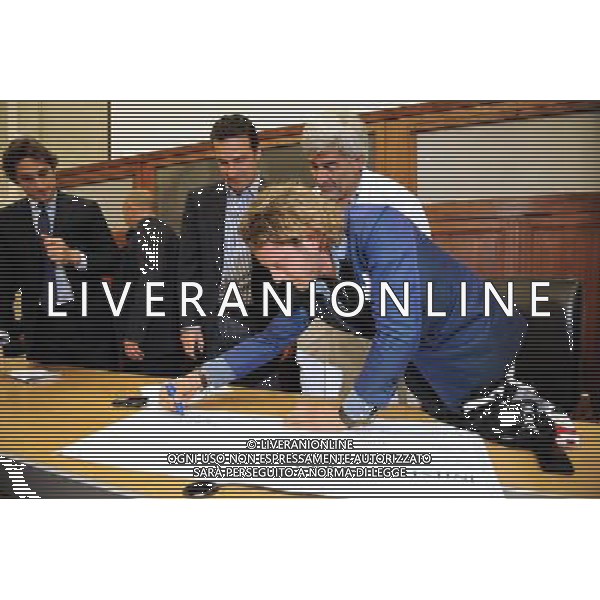 12-05-2009 Torino Sport-Calcio Conferenza Stampa presentazione partita Nazionale Stilisti vs All Star Juventus Nella foto: Lapo Elkann firma l\'assegno dei fondi che hanno raccolto per il sant\'Anna AG ALDO LIVERANI 