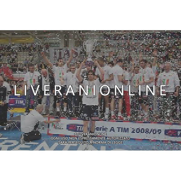 TRENTO 17/05/2009 FINALE GARA 5 SCUDETTO VOLLEY A1 MASCHILE SPORT PALLAVOLO COPRA NORDMECCANICA PIACENZA - ITAS DIATEC TRENTINO NELLA FOTO: L\'ESULTANZA DELLA SQUADRA DOPO CHE IL CAPITANO DELLA COPRA NORDMECCANICA Hristo Zlatanov ALZA LO SCUDETTO PH. AG. ALDO LIVERANI SAS