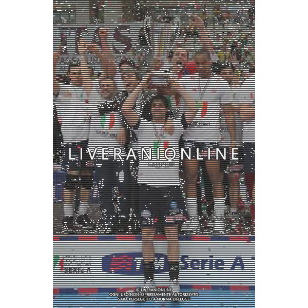 TRENTO 17/05/2009 FINALE GARA 5 SCUDETTO VOLLEY A1 MASCHILE SPORT PALLAVOLO COPRA NORDMECCANICA PIACENZA - ITAS DIATEC TRENTINO NELLA FOTO: L\'ESULTANZA DELLA SQUADRA DOPO CHE IL CAPITANO DELLA COPRA NORDMECCANICA Hristo Zlatanov ALZA LO SCUDETTO PH. AG. ALDO LIVERANI SAS