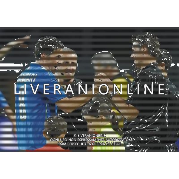 Partita del Cuore 2009 Torino - 18.05.2009 Nazionale Italiana Cantanti-Ale +10 Nella Foto: TEO MAMMUCARI SALUTA L\'ARBITRO ROSETTI /Ph.Vitez-Ag. Aldo Liverani