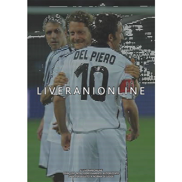 TORINO 18/5/2009 PARTITA DEL CUORE A FAVORE DEI TERREMOTATI D\' ABRUZZO NAZIONALE CANTANTI VS AMICI DI ALEX DEL PIERO NELLA FOTO LAPO ELKANN ABBRACCIA ALESSANDRO DEL PIERO FOTO ROMANO/AG ALDO LIVERANI