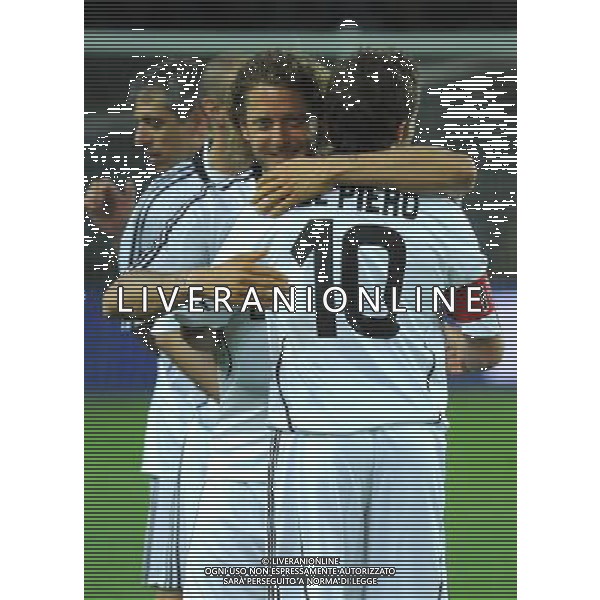 TORINO 18/5/2009 PARTITA DEL CUORE A FAVORE DEI TERREMOTATI D\' ABRUZZO NAZIONALE CANTANTI VS AMICI DI ALEX DEL PIERO NELLA FOTO LAPO ELKANN ABBRACCIA ALESSANDRO DEL PIERO FOTO ROMANO/AG ALDO LIVERANI