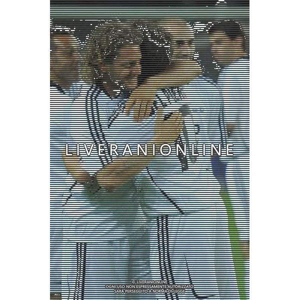 TORINO 18/5/2009 PARTITA DEL CUORE A FAVORE DEI TERREMOTATI D\' ABRUZZO NAZIONALE CANTANTI VS AMICI DI ALEX DEL PIERO NELLA FOTO LAPO ELKANN ABBRACCIA ALESSANDRO DEL PIERO FOTO ROMANO/AG ALDO LIVERANI